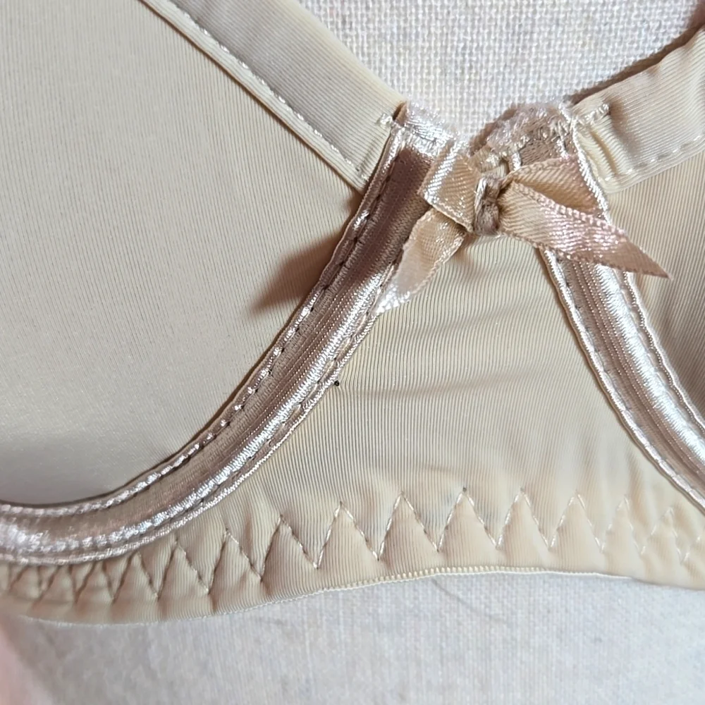 NWOT Lace Underwire Bra Cream 3 Hook Adjustable 38D